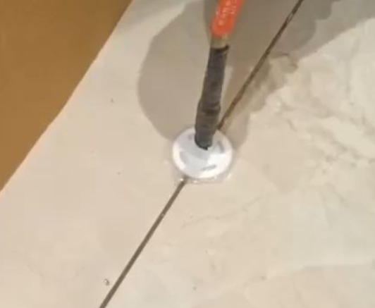 阳泉瓷砖空鼓维修公司专业解答瓷砖在铺贴过程中，如果没有涂抹均匀到位的粘结材料（如水泥砂浆或瓷砖胶），可能会导致以下问题
