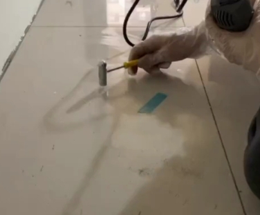 阳泉瓷砖开裂维修公司专业分享瓷砖在铺贴前如果没有沥干水分，将会导致以下问题